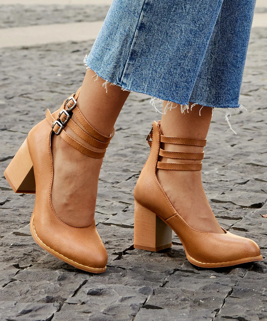Casilda - Släta sandaler med vristrem och robust sula